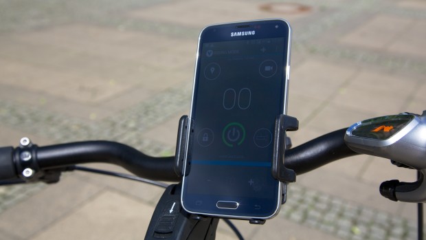 Das Smartphone mit Visiobike-App. (Bild: Michael Wieczorek/Golem.de)